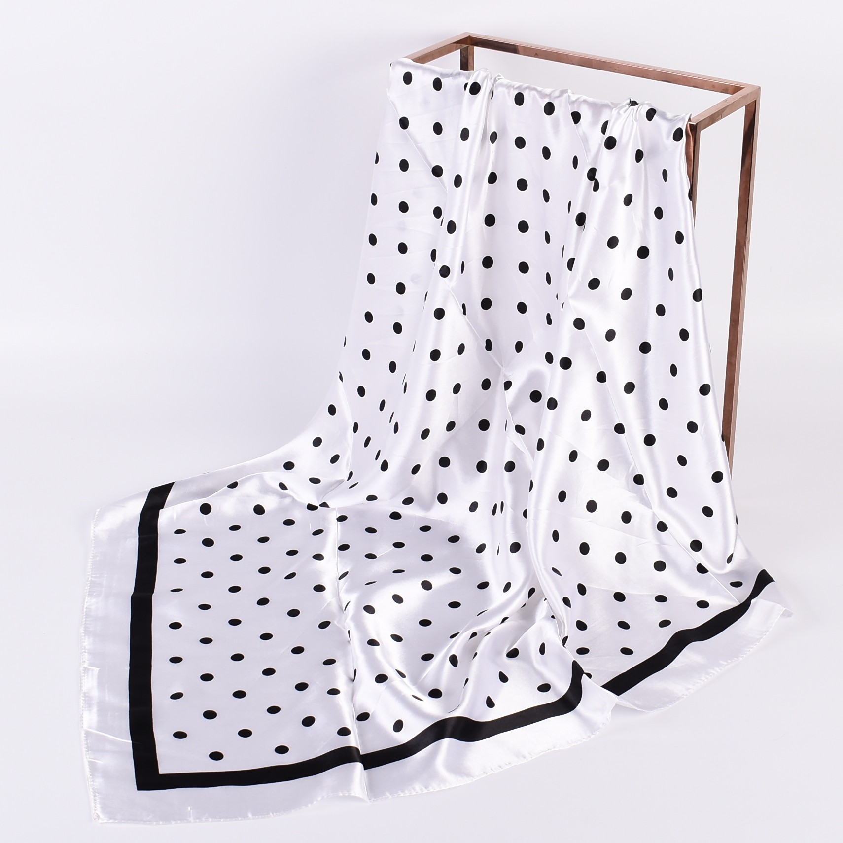 Grand foulard carré à pois ond - Silk Scarf Square avis et prix